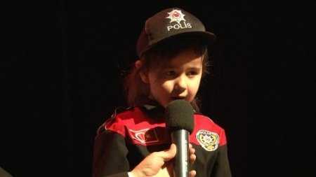 İstiklal Marşı’nı ezbere okuyan minik ayakta alkışlandı