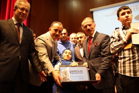 İstiklal Marşı’nı güzel okuyan engelliler ödüllendirildi