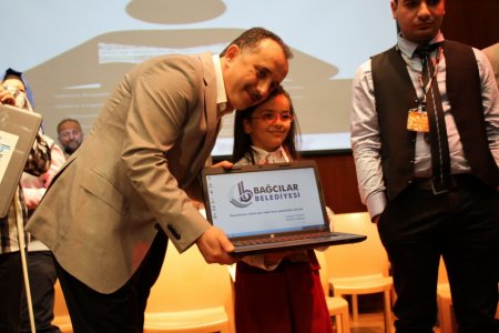 İstiklal Marşı’nı güzel okuyan engelliler ödüllendirildi