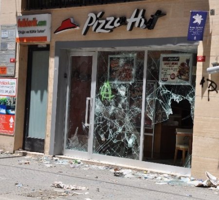 İstiklâl'de protestolardan geriye yağmalanan dükkanlar kaldı