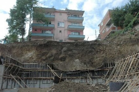 İstinat Duvarı Yapımı Sırasında Toprak Altında Kalan 2 İşçi Yaralandı
