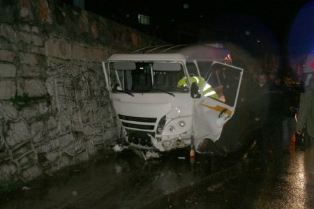 İstinat duvarına çarpan minibüs şoförü araçta sıkıştı