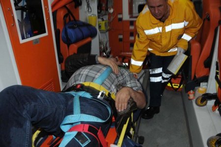 İstinat duvarına çarpan minibüs şoförü araçta sıkıştı