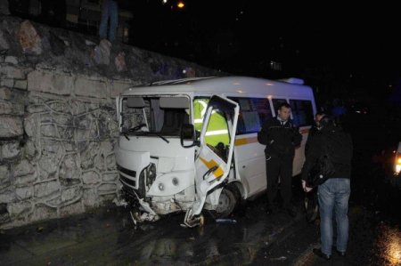 İstinat duvarına çarpan minibüs şoförü araçta sıkıştı