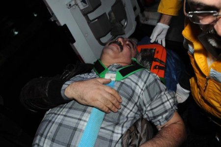 İstinat duvarına çarpan minibüs şoförü araçta sıkıştı