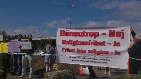 İsveç'te ezan okunmasına ateist göçmenler karşı çıktı