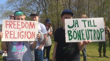 İsveç'te ezan okunmasına ateist göçmenler karşı çıktı