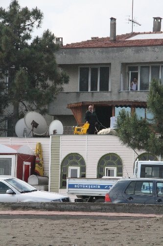 İşyerinin yıkımına pompalı tüfekle direndi