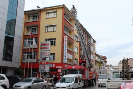 İtfaiye, çatılardaki buz ve karları temizliyor