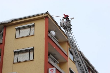 İtfaiye, çatılardaki buz ve karları temizliyor
