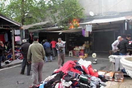İtfaiye yangını söndürmeye, esnaf eşyaları kurtarmaya çalıştı