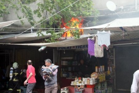 İtfaiye yangını söndürmeye, esnaf eşyaları kurtarmaya çalıştı