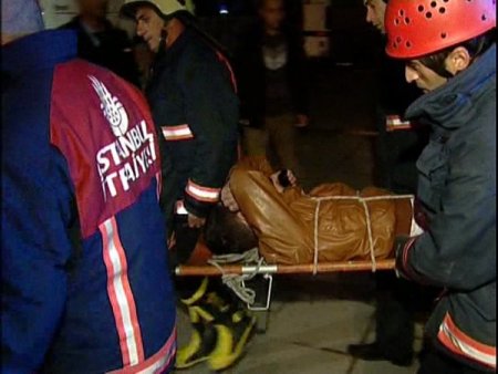 İtfaiye zorluklar içersinde genci düştüğü dereden kurtardı