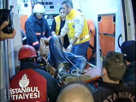 İtfaiye zorluklar içersinde genci düştüğü dereden kurtardı