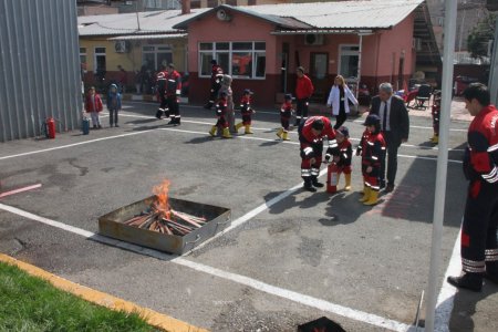 İtfaiyeci kıyafeti giyen minikler yangın söndürme tatbikatı yaptı