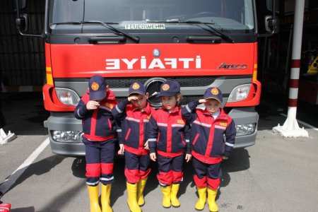 İtfaiyeci kıyafeti giyen minikler yangın söndürme tatbikatı yaptı