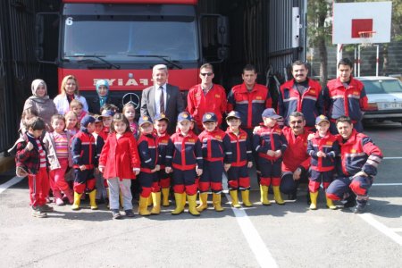 İtfaiyeci kıyafeti giyen minikler yangın söndürme tatbikatı yaptı