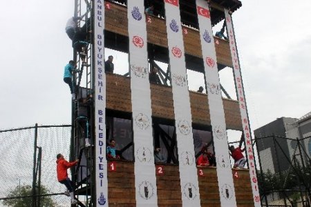 İtfaiyeciler bu kez yarışmada ter döktü