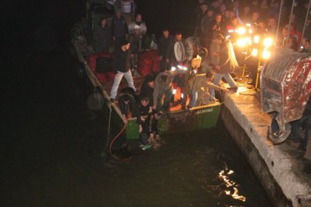 İtilerek çalıştırılmak istenen servis minibüsü denize uçtu