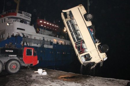 İtilerek çalıştırılmak istenen servis minibüsü denize uçtu