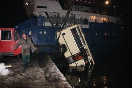 İtilerek çalıştırılmak istenen servis minibüsü denize uçtu