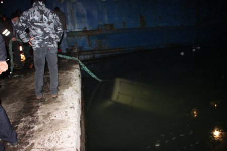 İtilerek çalıştırılmak istenen servis minibüsü denize uçtu