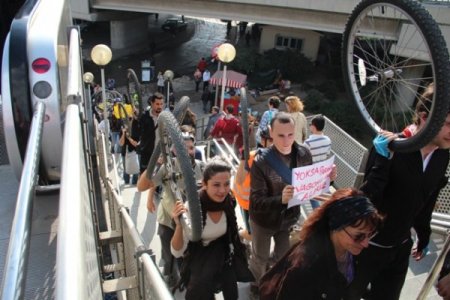 İZBAN ve metroya alınmayan bisikletliler eylem yaptı