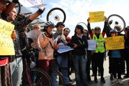 İZBAN ve metroya alınmayan bisikletliler eylem yaptı