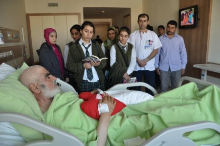İzciler Çadırda Kamp Yapmak Yerine, Hastalara Kitap Okuyor