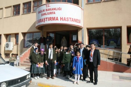 İzciler Çadırda Kamp Yapmak Yerine, Hastalara Kitap Okuyor