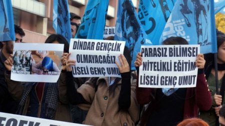 İzinsiz eyleme katılan öğrenciler, yüzlerini kapatmak için yoğun çaba harcadı