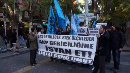 İzinsiz eyleme katılan öğrenciler, yüzlerini kapatmak için yoğun çaba harcadı