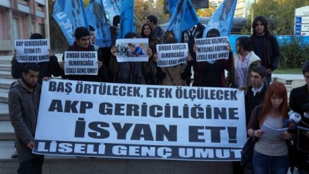İzinsiz eyleme katılan öğrenciler, yüzlerini kapatmak için yoğun çaba harcadı