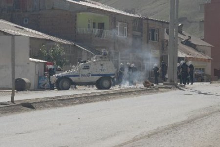 İzinsiz Gösterilere Polis Müdahale Etti, 3 Kişi Gözaltına Alındı
