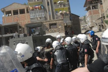 İzinsiz Gösterilere Polis Müdahale Etti, 3 Kişi Gözaltına Alındı