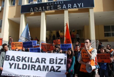 İzinsiz yürüyüş nedeniyle gözaltına alınan eylemciler adliyeye sevk edildi