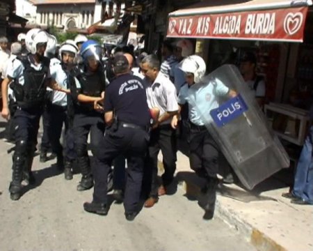İzinsiz yürüyüş yapmak isteyen gruba polis müdahale etti