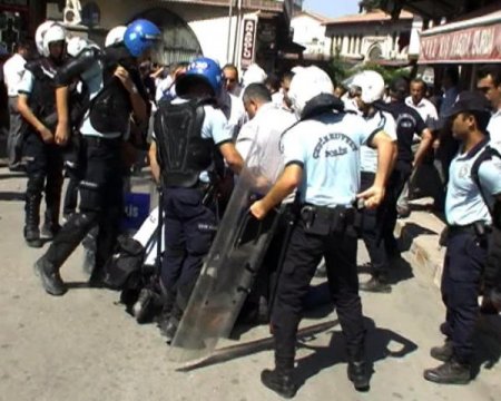 İzinsiz yürüyüş yapmak isteyen gruba polis müdahale etti