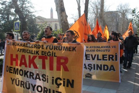 İzinsiz yürüyüş yapmak isteyen grupla polis arasında arbede: 19 gözaltı