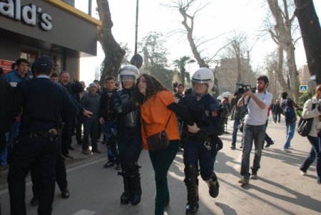 İzinsiz yürüyüş yapmak isteyen grupla polis arasında arbede: 19 gözaltı