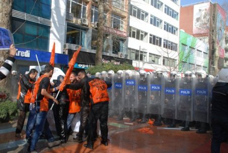 İzinsiz yürüyüş yapmak isteyen grupla polis arasında arbede: 19 gözaltı