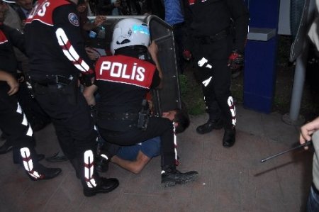 İzinsiz yürüyüşte arbede