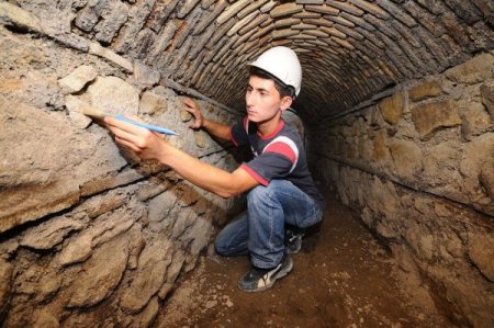 İzmir Agorasında, 35 Metre Uzunluğunda Yeni Bir Mermer Yol Bulundu