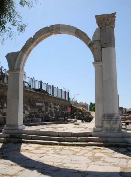 İzmir Agorasında, 35 Metre Uzunluğunda Yeni Bir Mermer Yol Bulundu