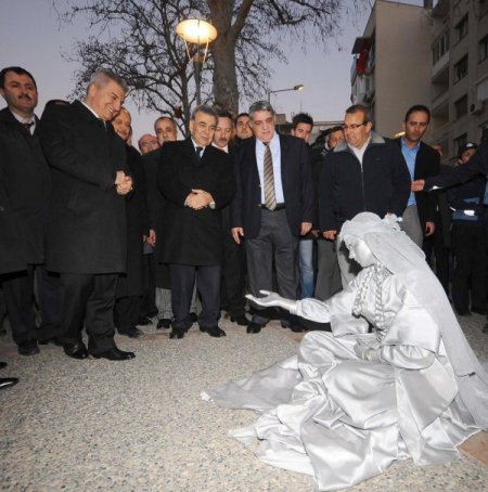 İzmir Büyükşehir, Karşıyaka Tünelinin Üzerini 3,5 Milyon Liraya Düzenledi