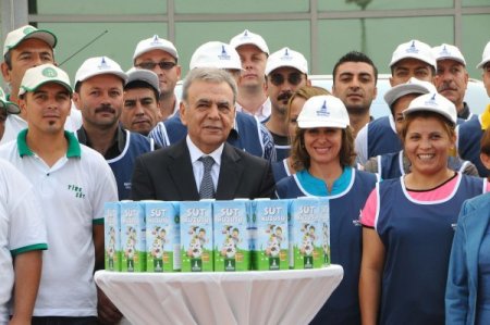 İzmir Büyükşehir, okullarda haftada 2 litre süt dağıtacak