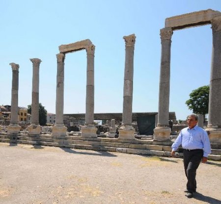 İzmir Büyükşehir Belediye Başkanı Kocaoğlu, Louvre Koleksiyonlarında Bulunan İzmir'e Ait Eserlerin Geri Verilmesini İstedi