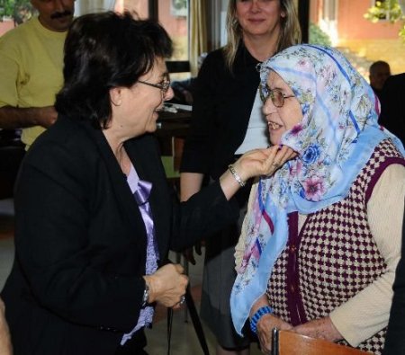 İzmir Büyükşehir Belediye Başkanı Kocaoğlu'nun Eşinden Duygulandıran Ziyaret