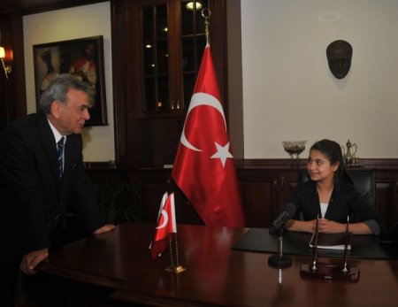 İzmir Büyükşehir Belediye Başkanı Olan Öğrenci, Çocukların Okumasını İstedi