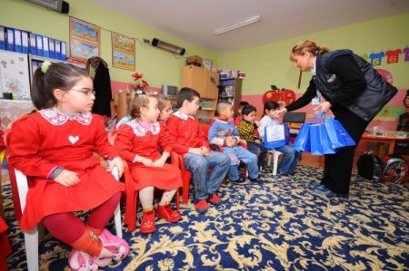 İzmir Büyükşehir Belediyesi 20 bin öğrenciye kırtasiye seti dağıtacak